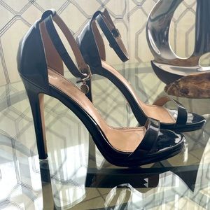 Black Higth heels size:7 Brand; gold&gold